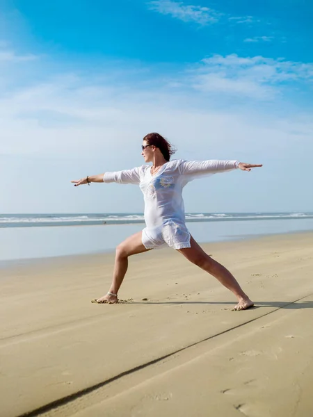 Early morning yoga classes on the Indian Ocean — Stock Photo, Image