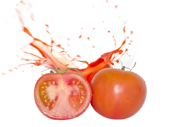 Spritzer Tomatensaft isoliert auf weißem Hintergrund — Stockfoto