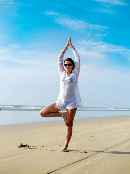 Wellness yoga on the Indian Ocean on a summer day — Stock Photo, Image