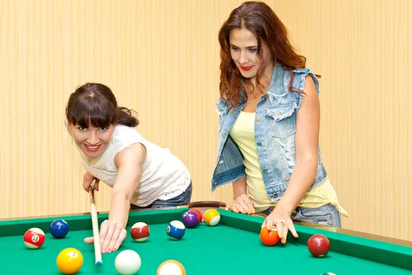 Retrato de duas meninas jogando bilhar interior — Fotografia de Stock