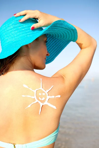 Protetor solar de queimaduras solares no ombro de uma mulher. Viagem — Fotografia de Stock