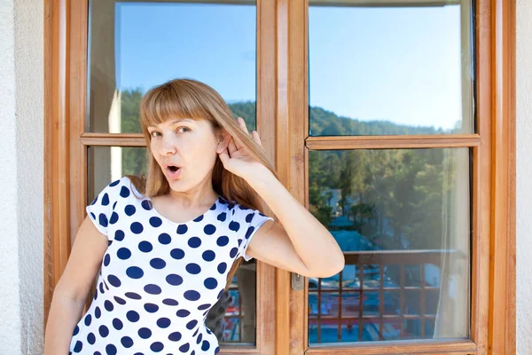 Jonge vrouw en houten bruine raam in de zomer — Stockfoto