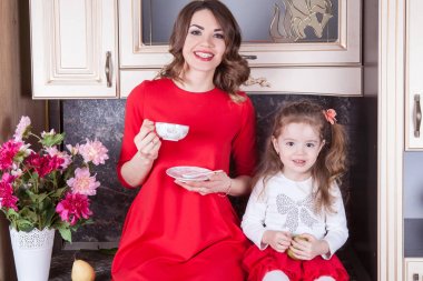 Mutfakta çay içen mutlu bir aile. Mutfak mobilyaları ve Aile