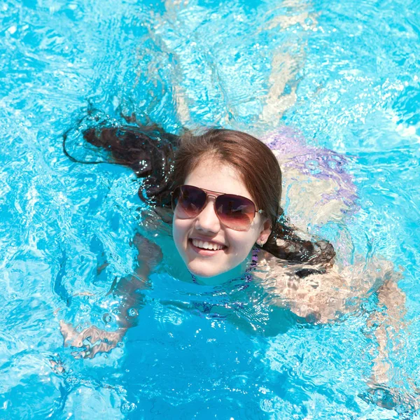 Menina alegre feliz nada na piscina. Recurso — Fotografia de Stock