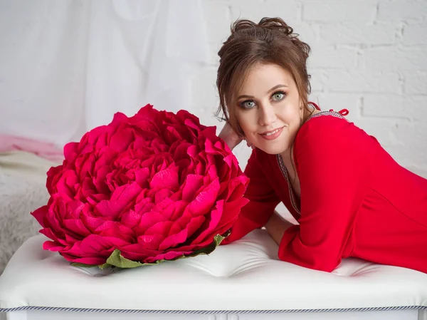 Joven hermosa morena con flor roja de cerca. Retrato. Belleza — Foto de Stock