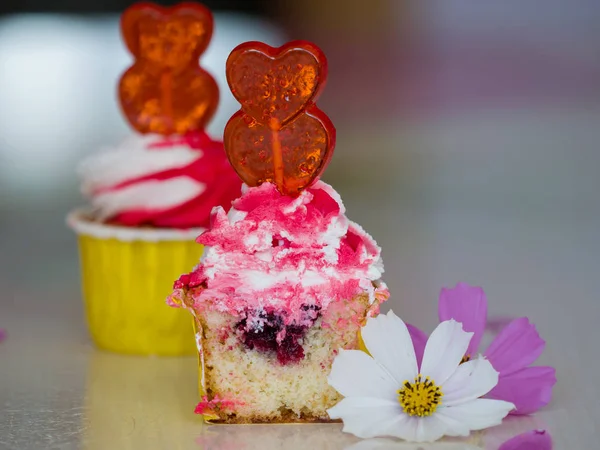 Dois deliciosos muffins cor-de-rosa cheios de flores — Fotografia de Stock