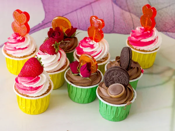Muitos cupcakes de chocolate, morango e caramelo — Fotografia de Stock