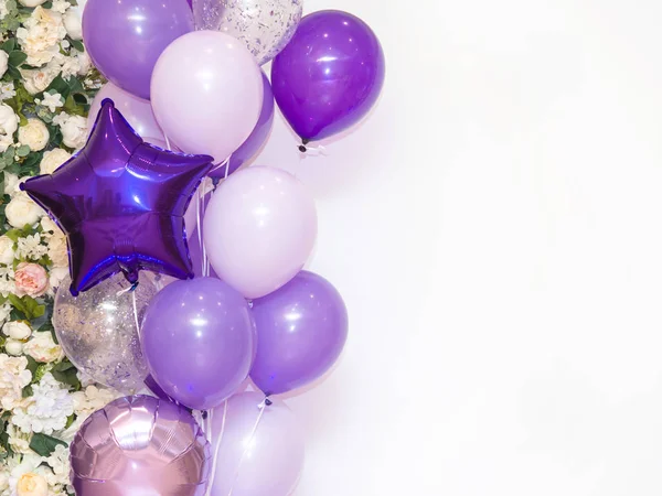 Beaucoup de ballons violets, roses et blancs sur fond blanc — Photo