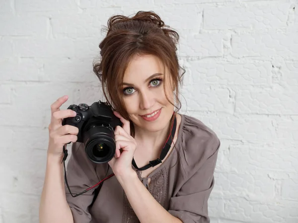 Kobieta fotograf z aparatem w ręku z bliska — Zdjęcie stockowe