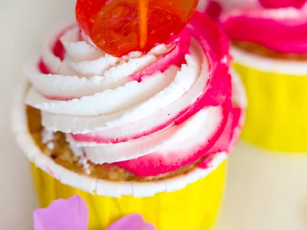 Saboroso cupcake closeup com creme branco e rosa — Fotografia de Stock