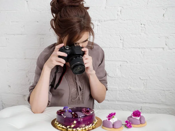 Fotógrafa blanca trabajando. Fotógrafo de comida —  Fotos de Stock