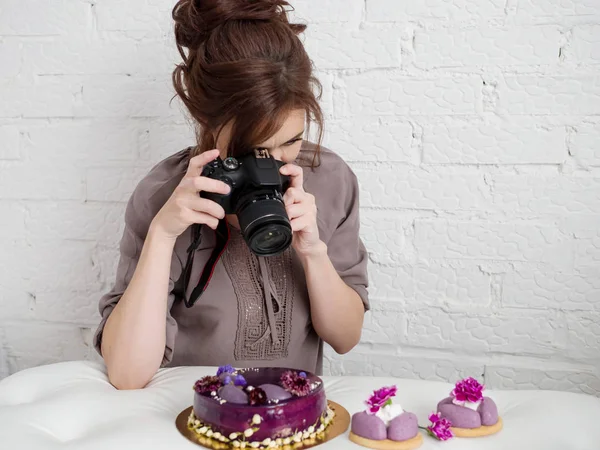 Vit kvinnlig fotograf på jobbet. Matfotograf — Stockfoto