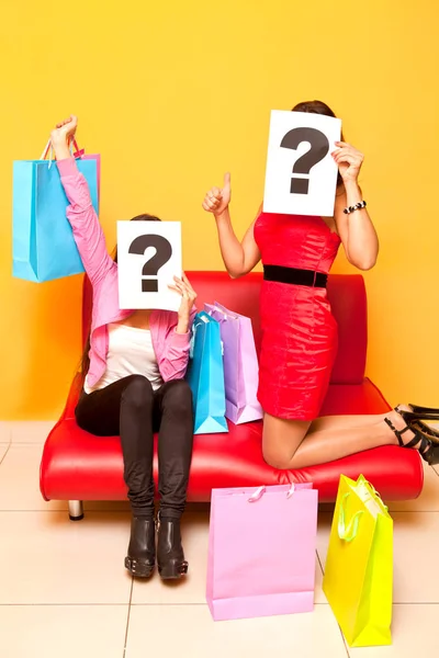 Bir alışveriş merkezinde soru işareti işaretleri ile alışveriş iki kız — Stok fotoğraf
