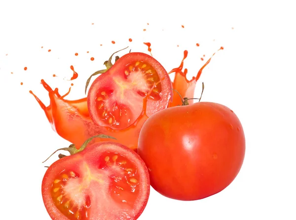 Saftige Tomaten in Nahaufnahme und Spritzer roter Tomatensaft auf weißem Hintergrund — Stockfoto