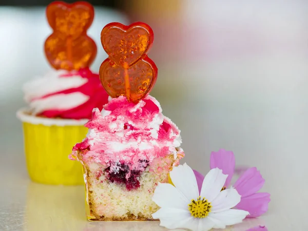 Dois cupcakes de framboesa com creme rosa close-up — Fotografia de Stock
