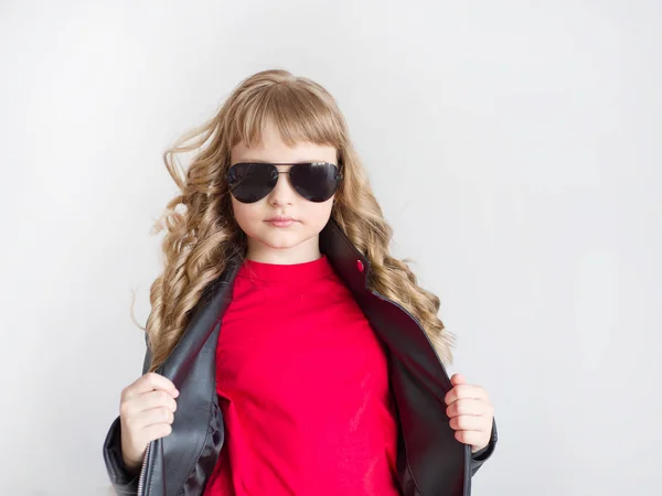 Chica con estilo de moda sobre un fondo blanco — Foto de Stock