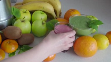 Mutfak masasında sebze ve dut smoothies. Yeşil kokteyl