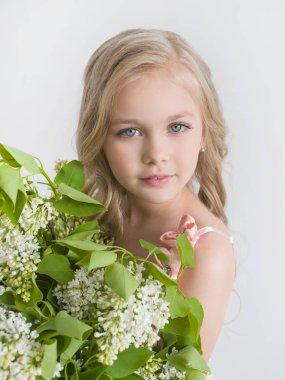 Elinde beyaz leylak olan güzel bir kızın portresi