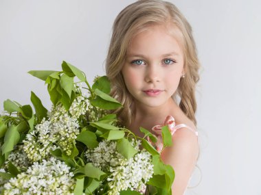 Elinde mavi gözlü ve leylak ile beyaz güzel kız