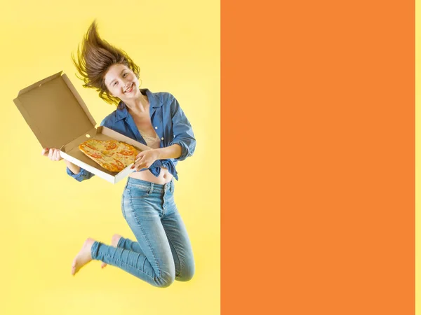 Красива молода дівчина в синій сорочці на жовтому і помаранчевому тлі з піцою в руках. Колаж — стокове фото