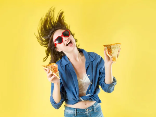 Una fotografía de una mujer feliz sosteniendo un pedazo de pizza, sintiéndose feliz — Foto de Stock