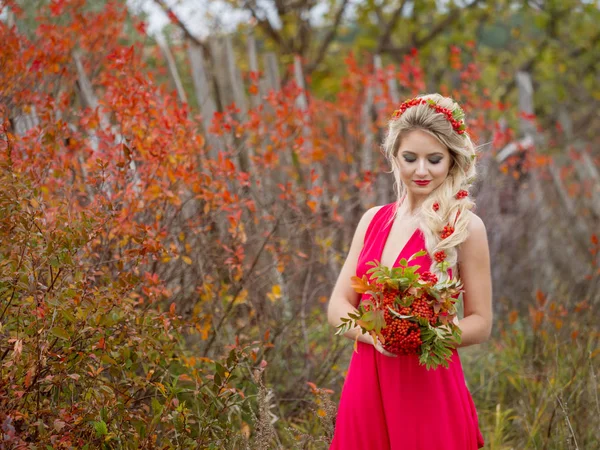 Closeup portrét nádherné bílé dívky se stylem účesu a podzimního kytice v rukou přírody za dne pádu — Stock fotografie