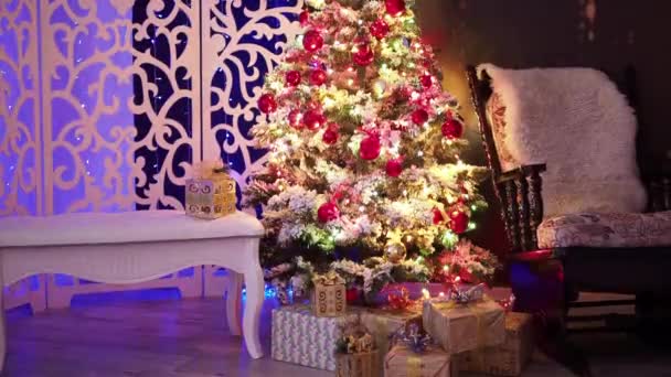 Interno di anno nuovo con un albero di Natale e una ghirlanda — Video Stock