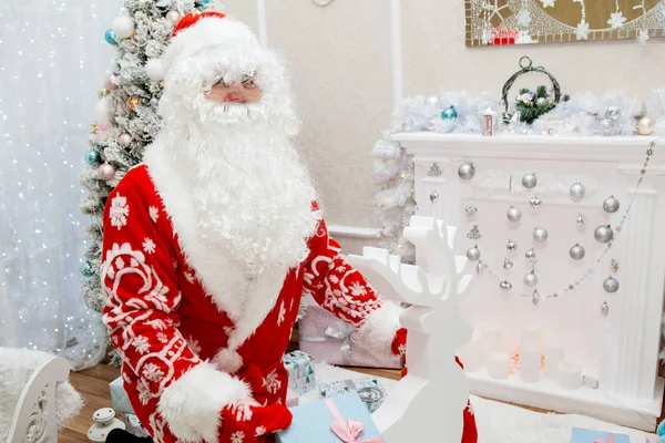 Ritratto di Babbo Natale primo piano negli interni di Capodanno — Foto Stock