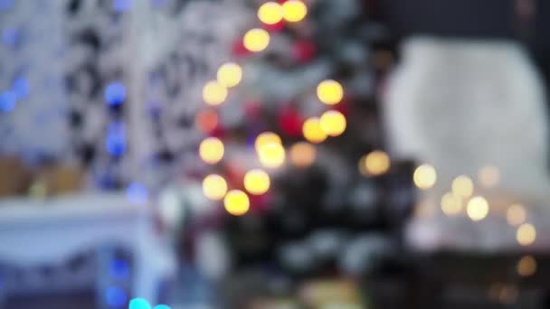 Weihnachtsbaum mit buntem Bokeh und Weihnachtsbeleuchtung im Neujahrsinterieur — Stockvideo