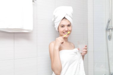 Sabah prosedürü olarak dişlerini fırçalamak. Hijyen. Sabah duşu