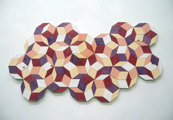 Duvar dekorasyonu için geometrik desenli ahşap panel. Arkaplan, çember ve eşkenar dörtgenler için ahşap tahta dokusu.