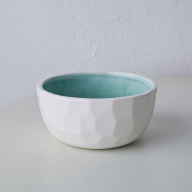 Yeşil seramik kaseyi kapat.