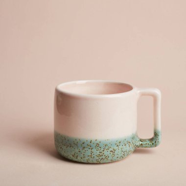 krema kupası arka planda izole edildi