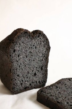 Beyaz arka planda yeşil karabuğdaylı kahverengi ekmek