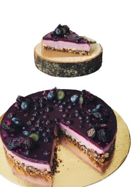 Kuşüzümlü çikolatalı kek beyaz arka planda izole edilmiş.