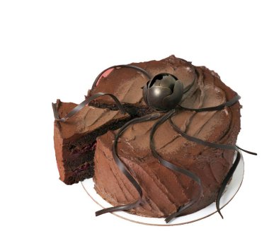 Beyaz arka planda kirazlı çikolatalı kek.