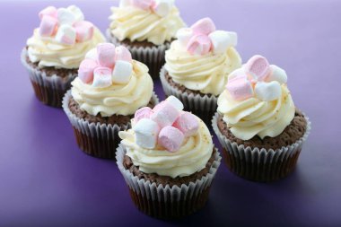 Farklı dolgulu lezzetli kekler.