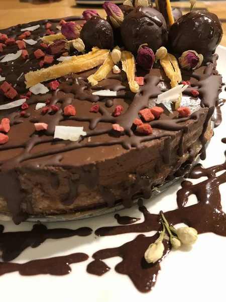 おいしいと繊細なチョコレートケーキのクローズアップ — ストック写真