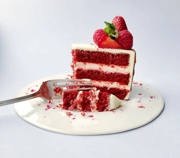 苺入りのおいしい赤いベルベットケーキ — ストック写真