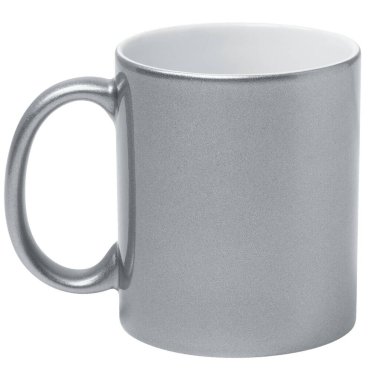 Beyaz arka planda izole edilmiş gümüş kupa