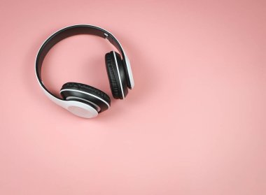 Üst görünüm ya da düz arkaplan üzerinde kopya alanı olan pembe arkaplan. Müzik konsepti.