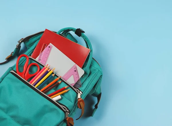 Volver Concepto Escuela Vista Superior Mochila Verde Con Útiles Escolares — Foto de Stock