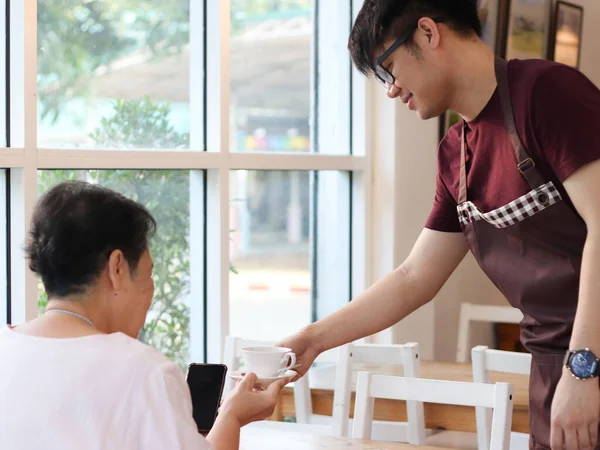 노인들에게 커피를 대접하는 아시아 커피숍 — 스톡 사진