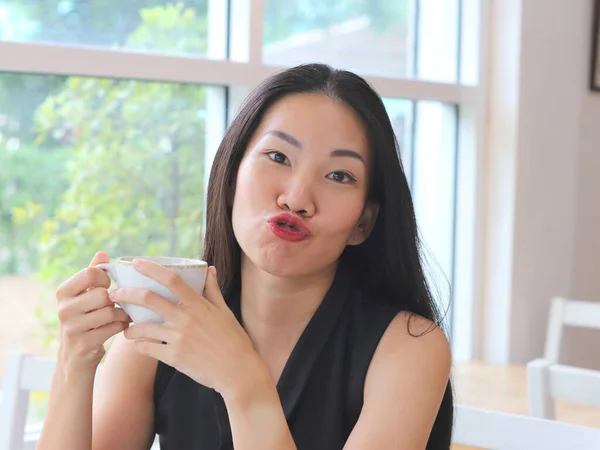 커피숍에서 카메라 앞에서 키스하고 표정을 아시아의 아름다운 — 스톡 사진