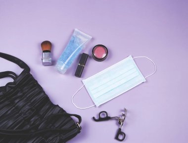 Cerrahi hijyen maskesi ve dezenfektan jeli kadın el çantası aksesuarları COVID-19 'dan korunma ve yeni normal yaşam tarzı konsepti..