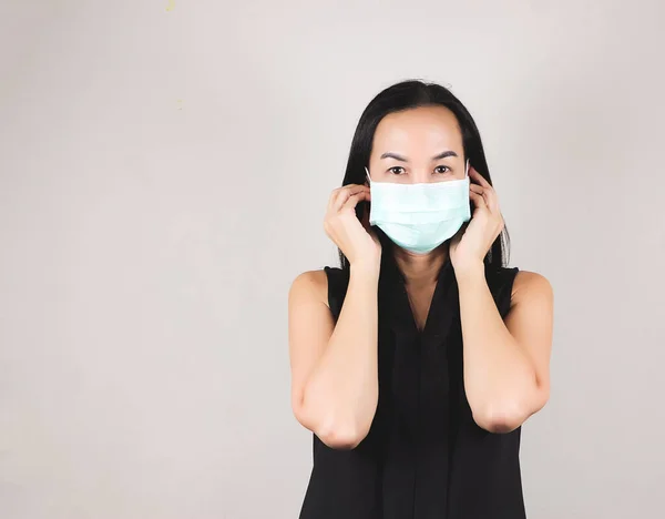 Nervös Asiatisk Kvinna Med Hygienisk Skyddsmask Som Tittar Kameran Dagligt — Stockfoto