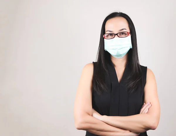 Asiatisk Kvinna Med Glasögon Och Hygienmask Stående Och Över Armarna — Stockfoto