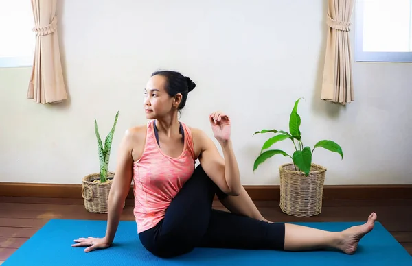 Femme Asiatique Pratique Yoga Sur Tapis Bleu Avec Lumière Soleil — Photo