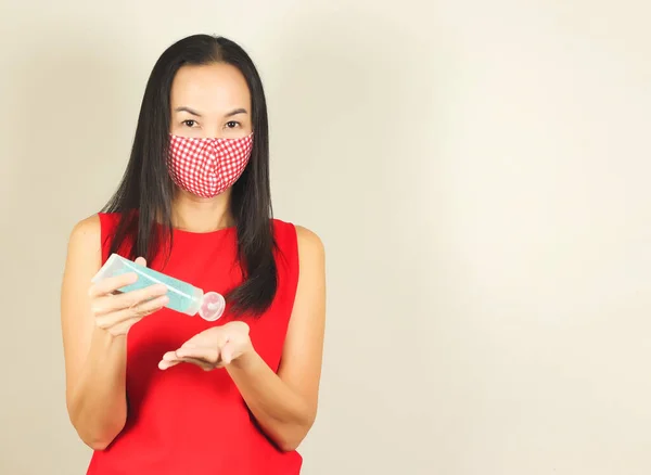 Vacker Asiatisk Kvinna Klädd Röd Och Vit Rutig Hygienisk Mask — Stockfoto