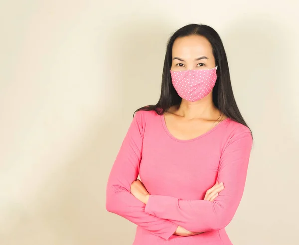 Vacker Asiatisk Kvinna Bär Rosa Prick Hygienisk Mask Och Rosa — Stockfoto